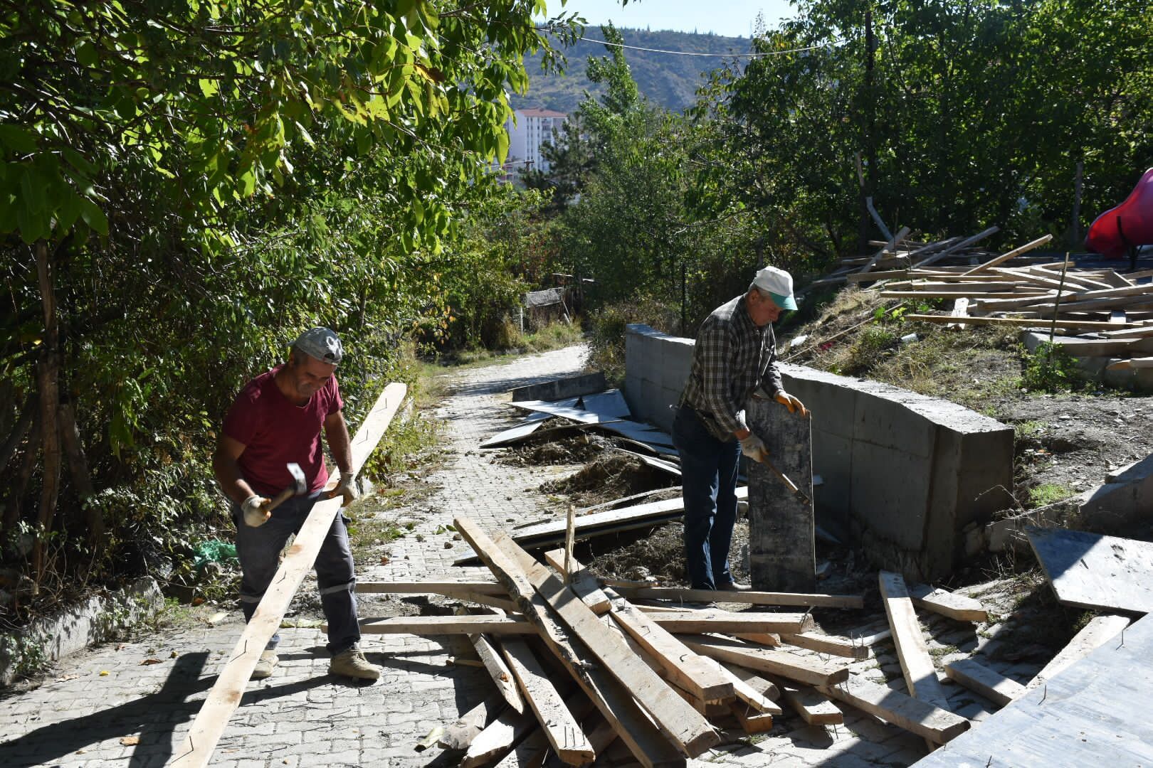 MAHALLELERİN EKSİKLERİ TAMAMLANIYOR