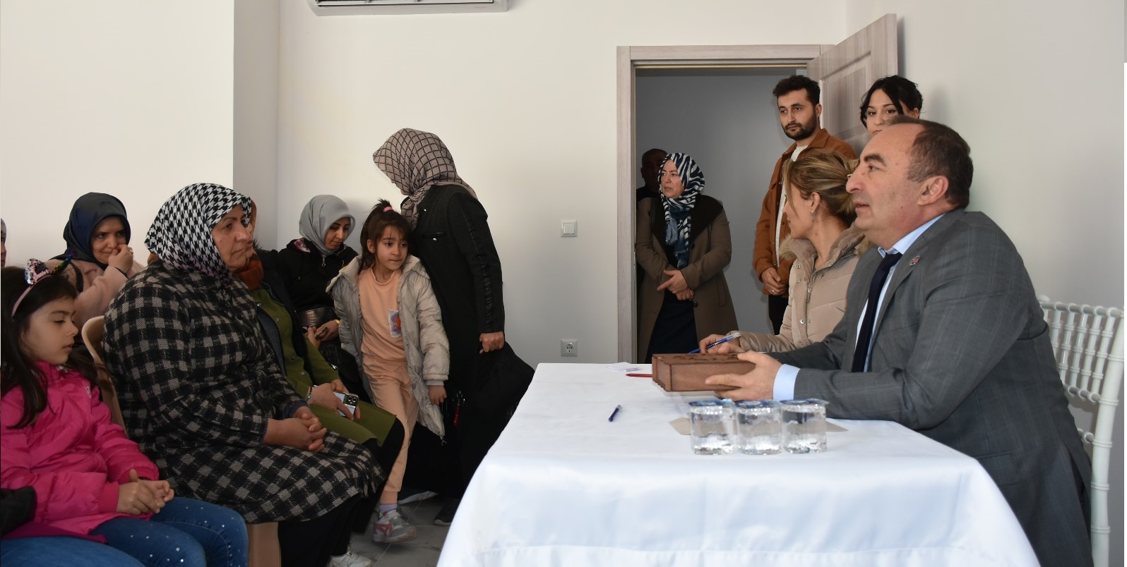 Tekstil atölyesinde çalışacak işçilerin kurası çekildi