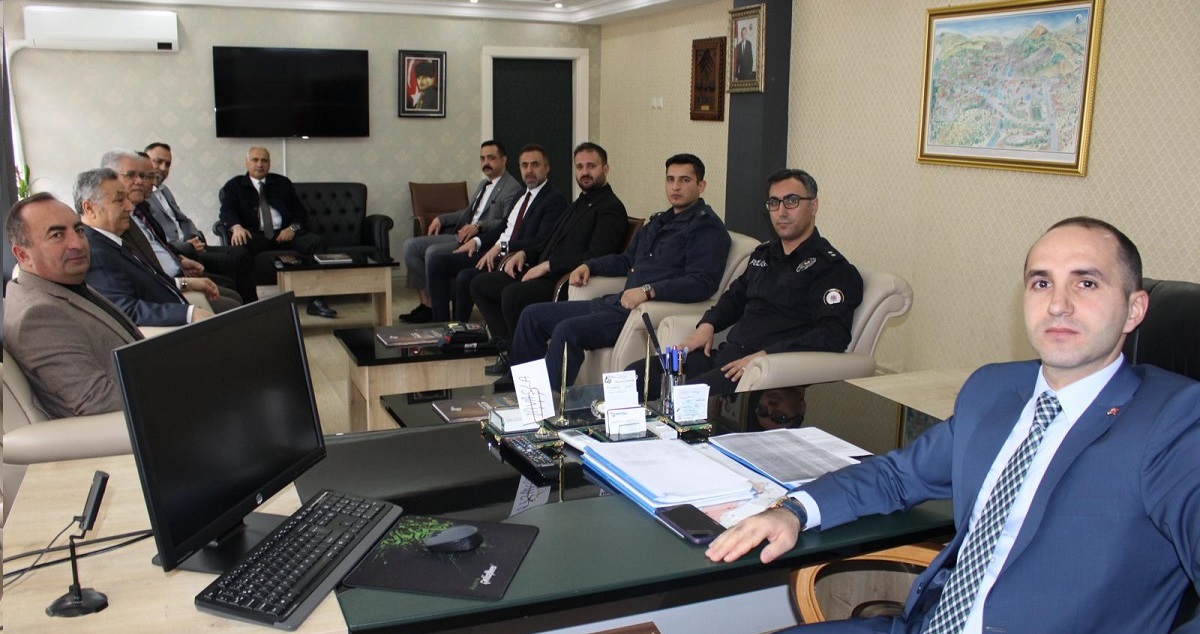 Kaymakam Ramazan Polat Başkan adayları ile toplantı yaptı.