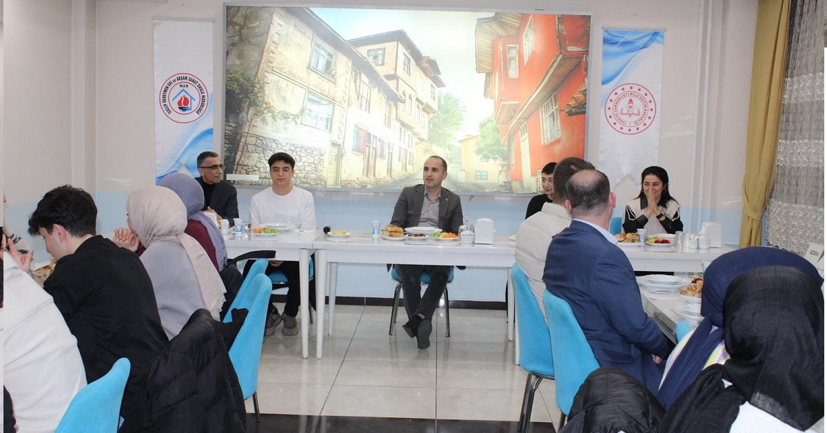 Kütüphane akşamları da açık!