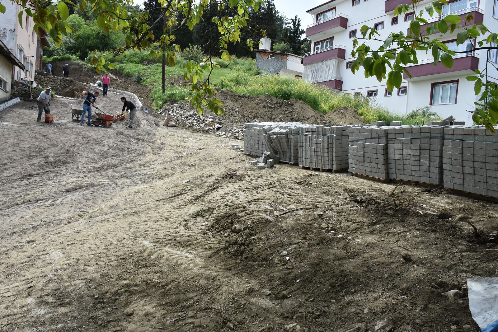 PARKE TESİSİ ÜRETİYOR, EKİPLER ÇALIŞIYOR