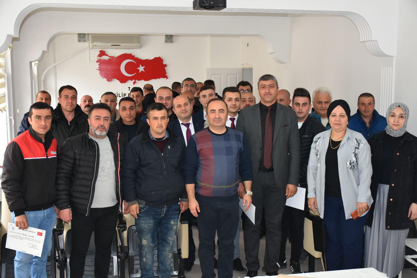 DEPREM AFETİNDE ÇALIŞAN BELEDİYE PERSONELLERİNE BAŞARI BELGESİ