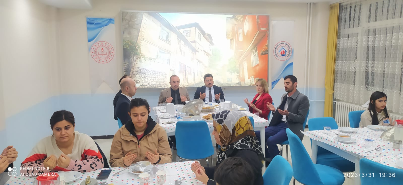 DEPREMZEDE KONUKLARA İFTAR YEMEĞİ İKRAMI