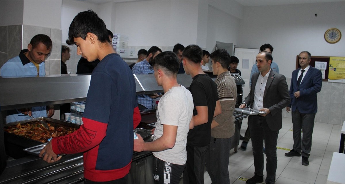 Kaymakam Ramazan Polat öğrenci yurdunda iftar yaptı