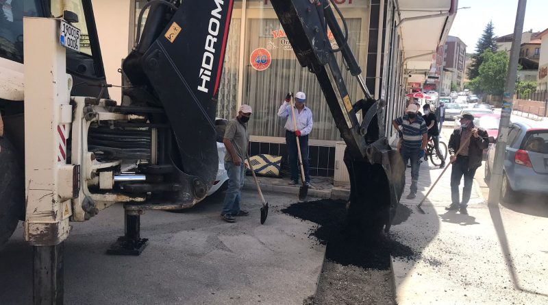 İSKİLİP BELEDİYESİ’NDEN ASFALT ONARIM ÇALIŞMASI 