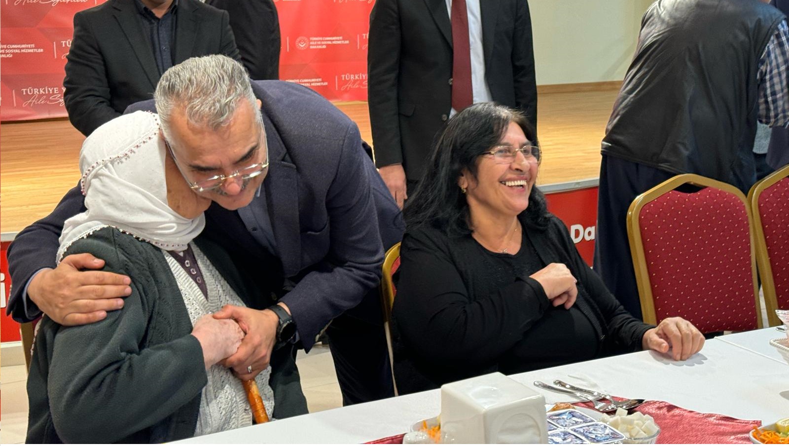 AHLATCI İLK İFTARINI HUZUREVİNDE AÇTI