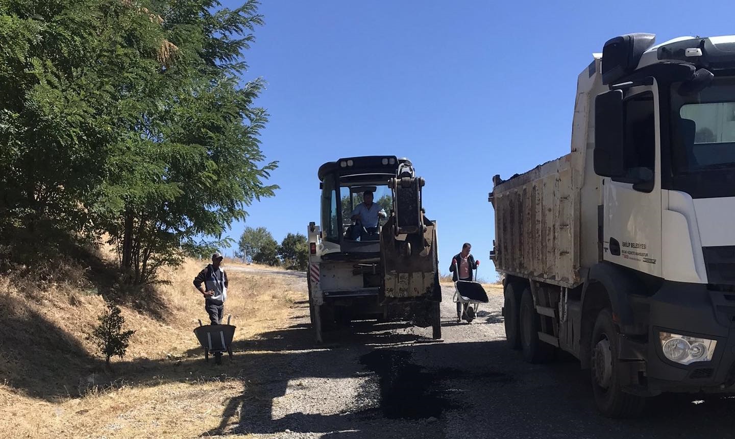 BELEDİYE OLUKLU YOLUNDA ASFALT ÇALIŞMASI BAŞLATTI