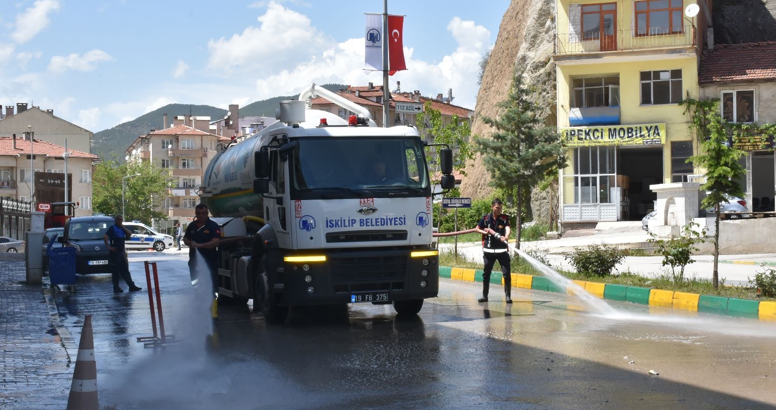 İTFAİYE EKİPLERİ YOL YIKAMA ÇALIŞMASI BAŞLATTI