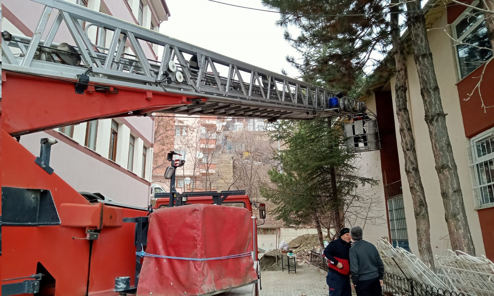 MAHSUR KALAN BAYKUŞ VE GÜVERCİNİ İTFAİYE KURTARDI