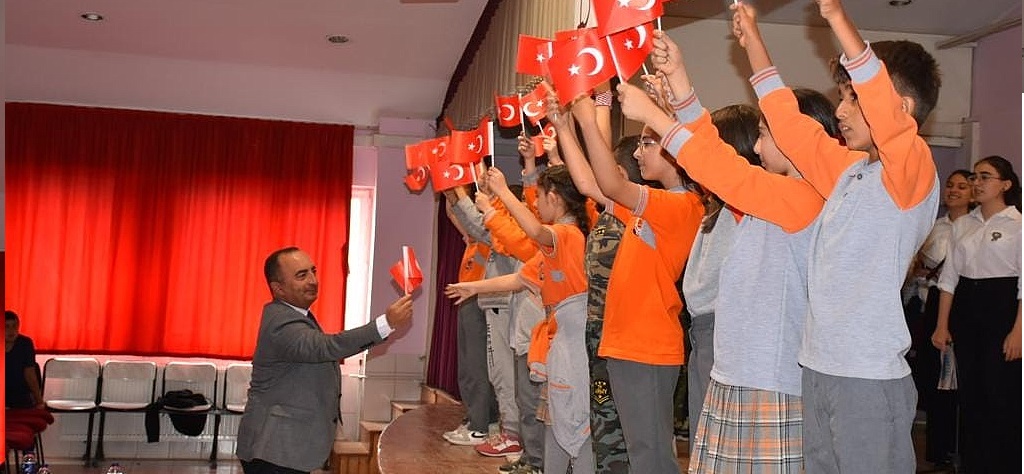 AZMİMİLLİ ORTAOKULUNDA 15 TEMMUZ PROGRAMI