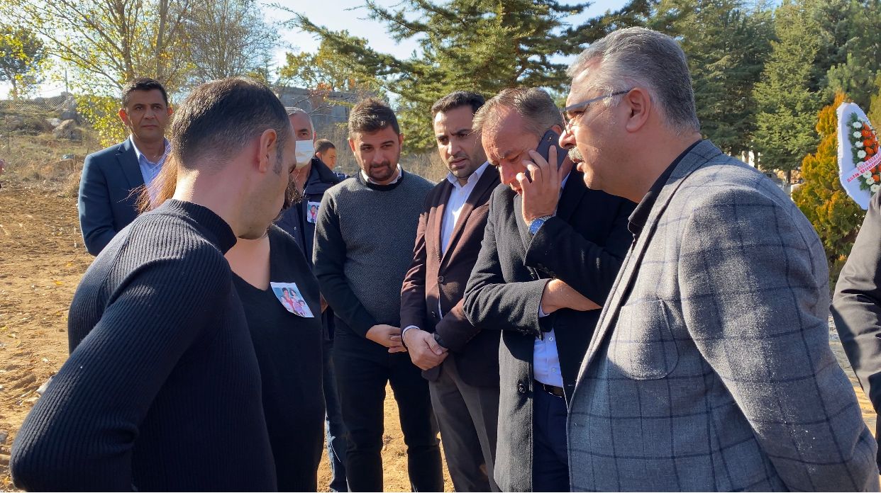 DEPREMDE HAYATINI KAYBEDEN BABAANNE VE TORUNLARI MEZARI BAŞINDA ANILDI