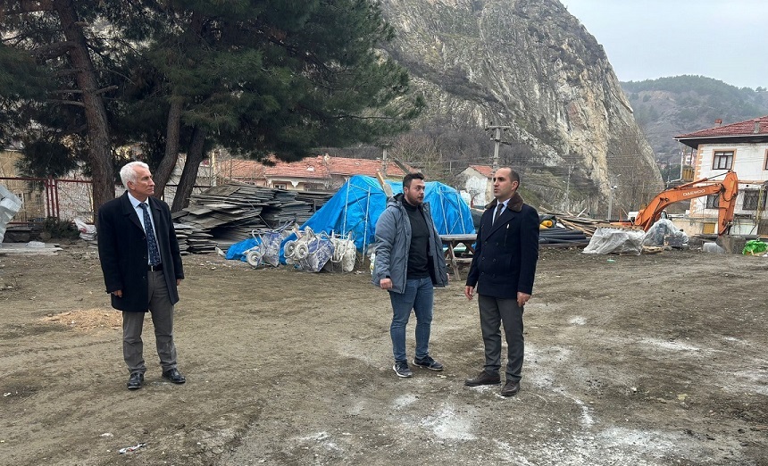 Kaymakam Ramazan Polat okul inşaatında incelemelerde bulundu