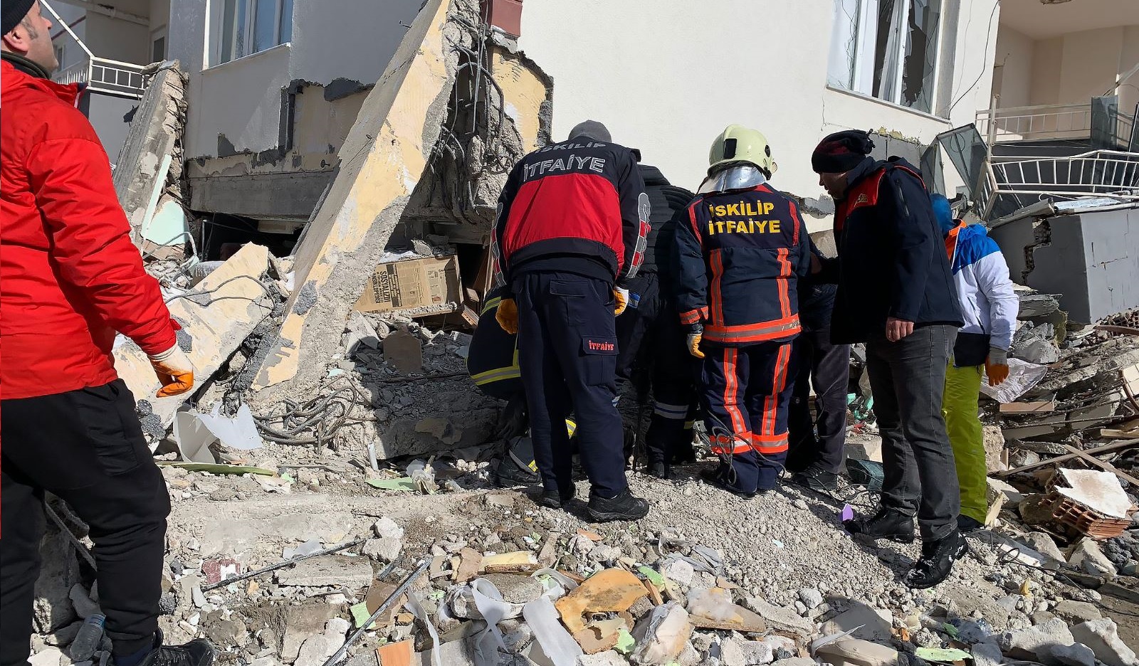 GÖNÜLLÜ PERSONELLER ARAMA KURTARMA FAALİYETLERİNE KATILIYOR