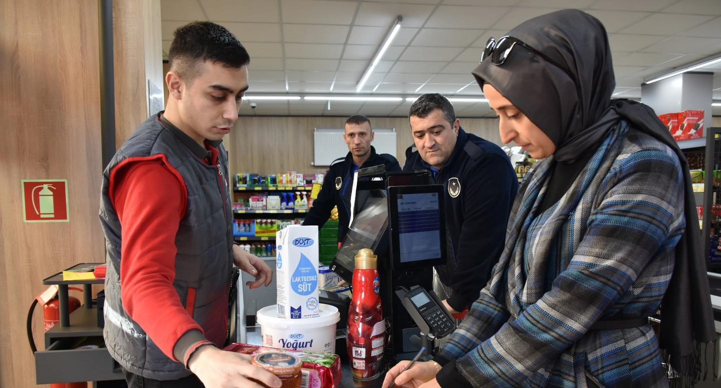 İskilip’te zincir marketler denetlendi