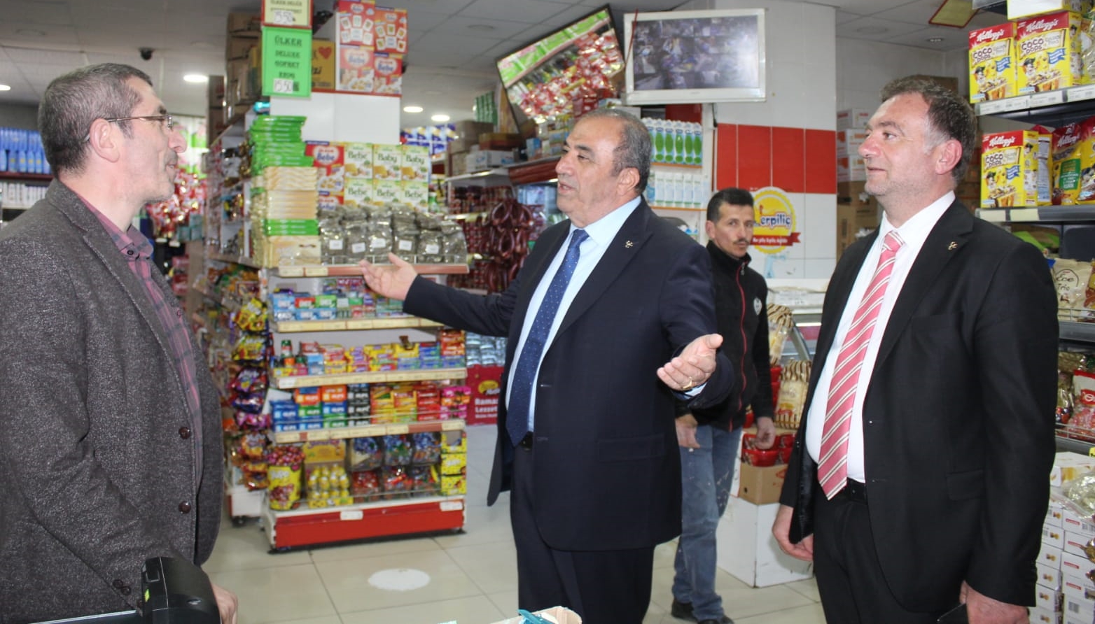 KAYRICI, YAZIÇARŞI ESNAFIYLA KUCAKLAŞTI	