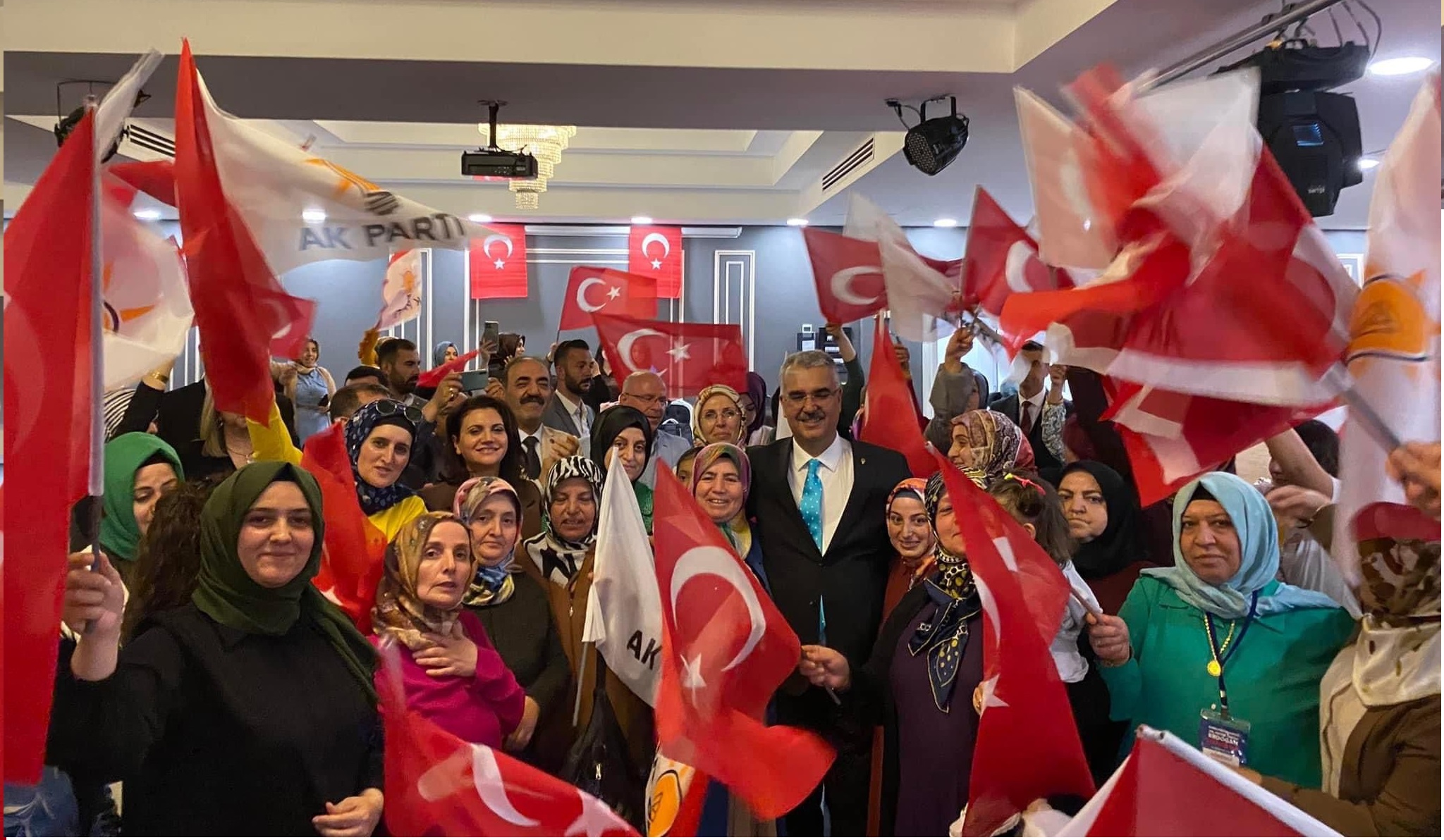 “AHLATCI, SEVGİSİ SALONU İNLETTİ”