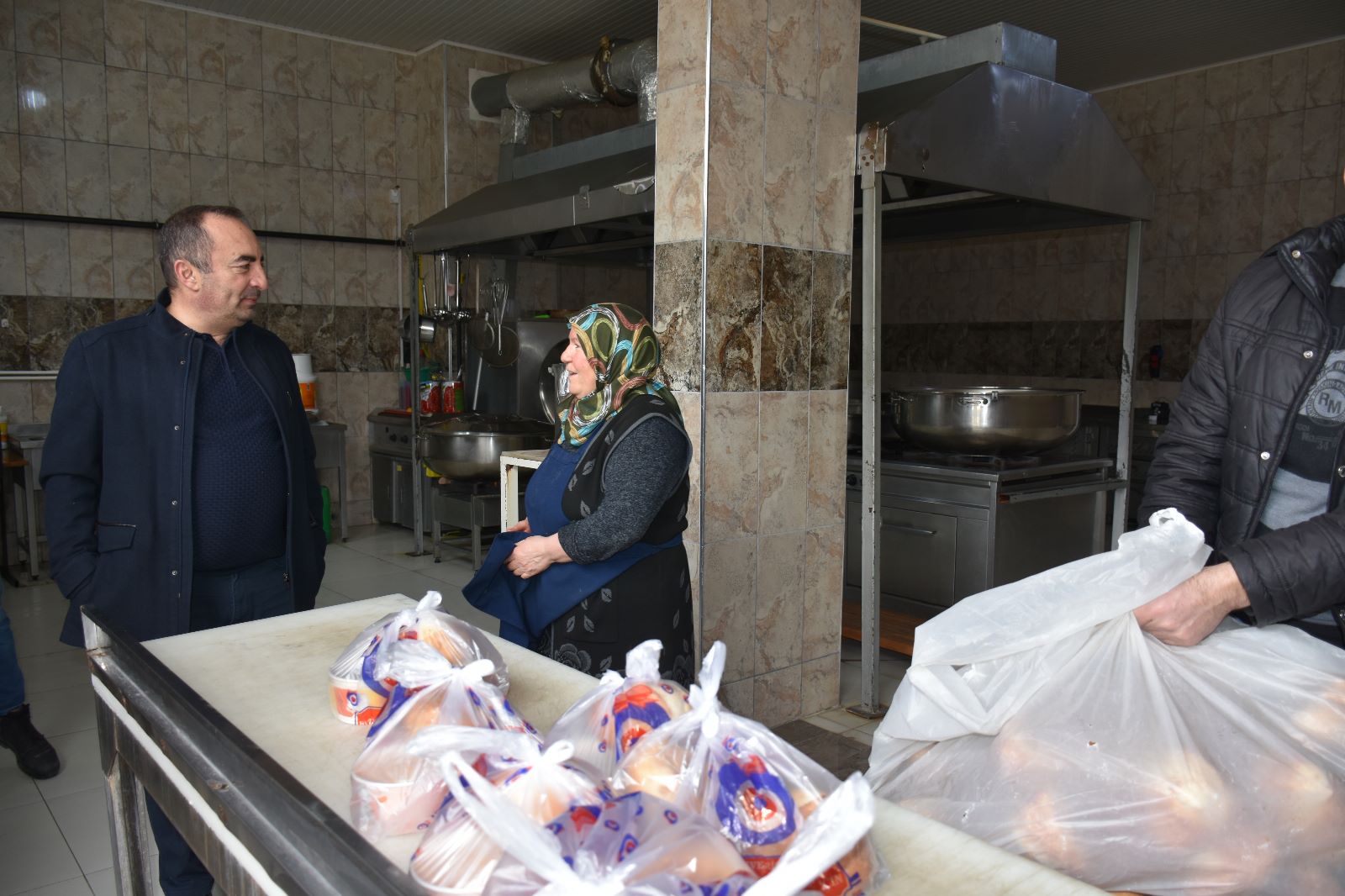 AŞEVİNDEN YÜZLERCE VATANDAŞA SICAK YEMEK DAĞITILIYOR