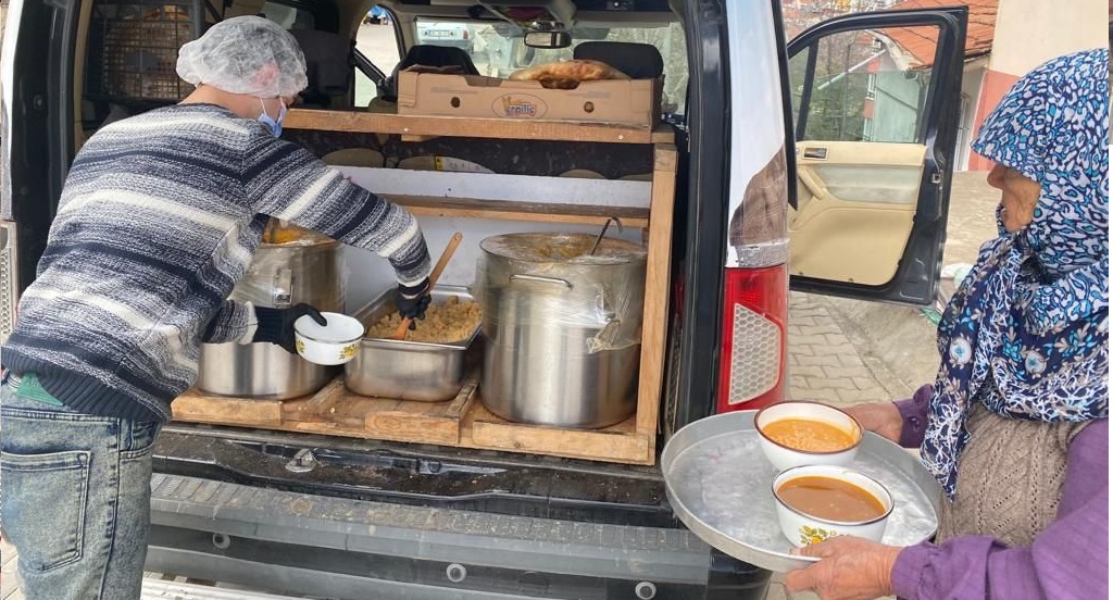 BAŞKAN, ALPARSLAN TÜRKEŞ İÇİN HELVA İKRAM ETTİ