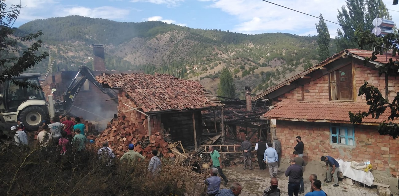 DERİNÖZ KÖYÜ’NDE YANGIN!