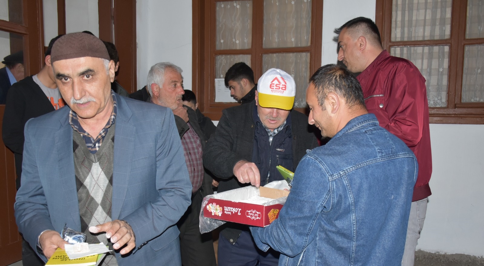 NAMAZ ÇIKIŞI LOKUM İKRAMI