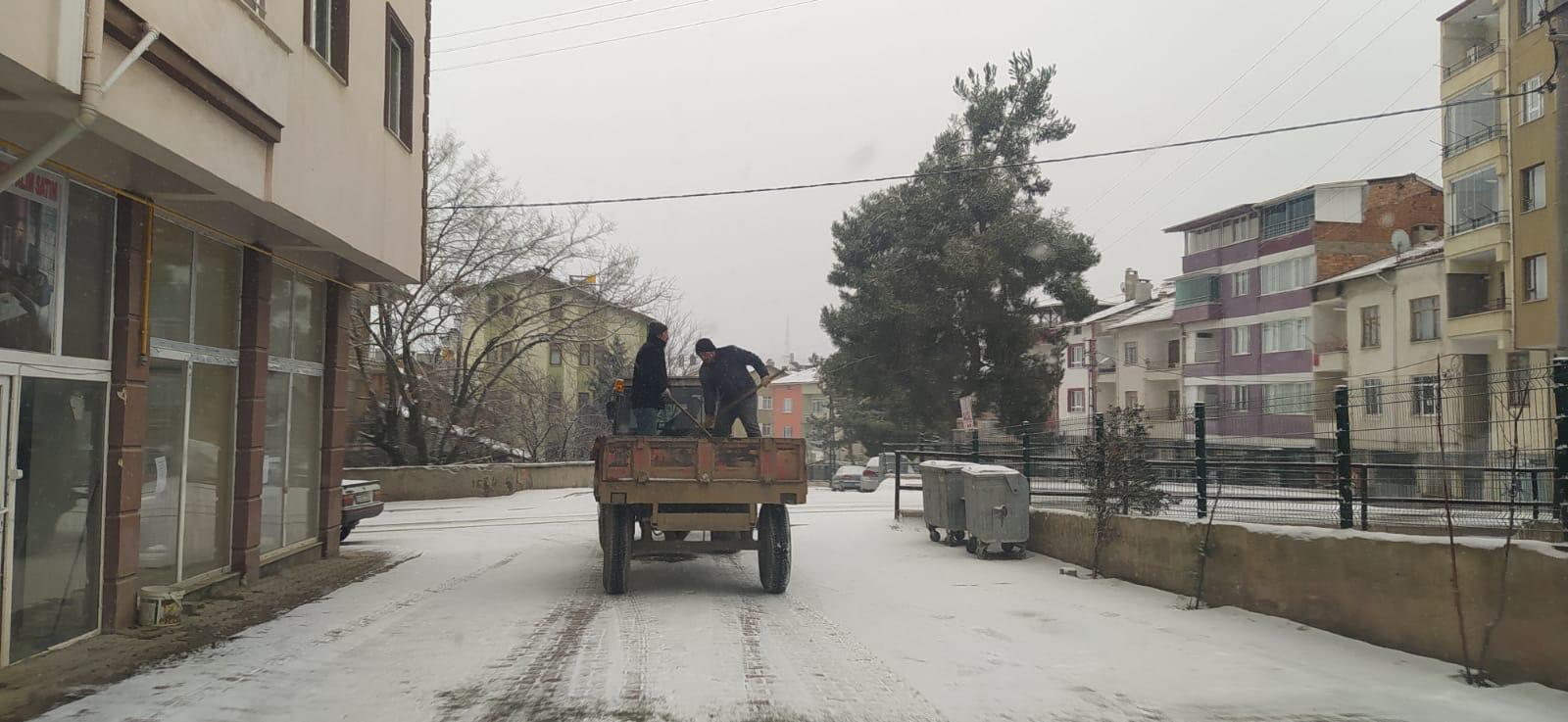 ETKİLİ OLAN KAR YAĞIŞINA ANINDA MÜDAHALE EDİLDİ