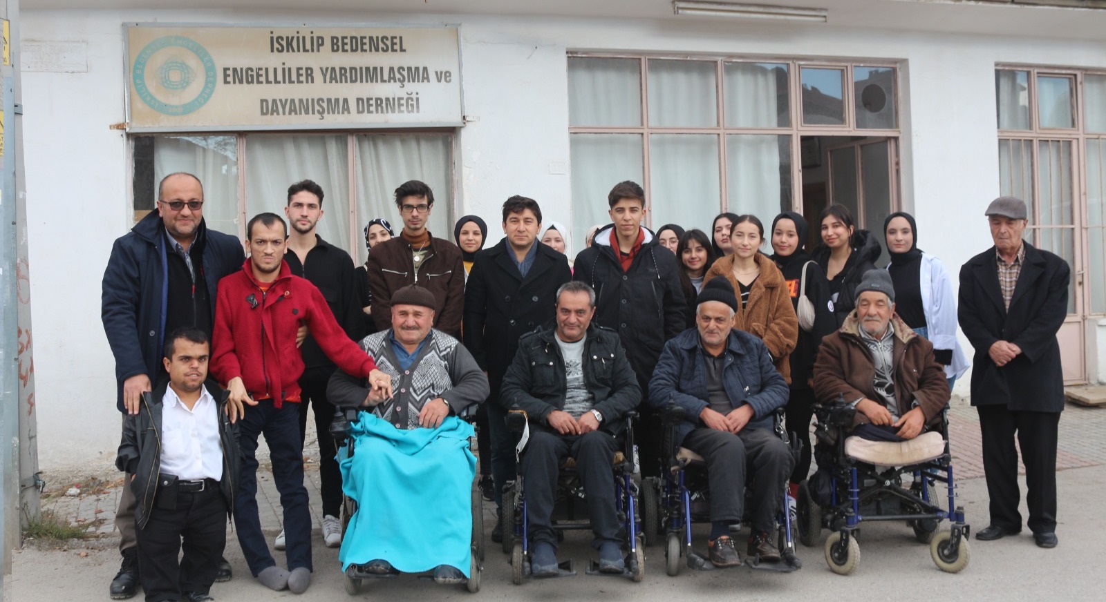 GENÇ KIZILAY ENGELLİLER DERNEĞİNİN İHTİYAÇLARINI GİDERDİ