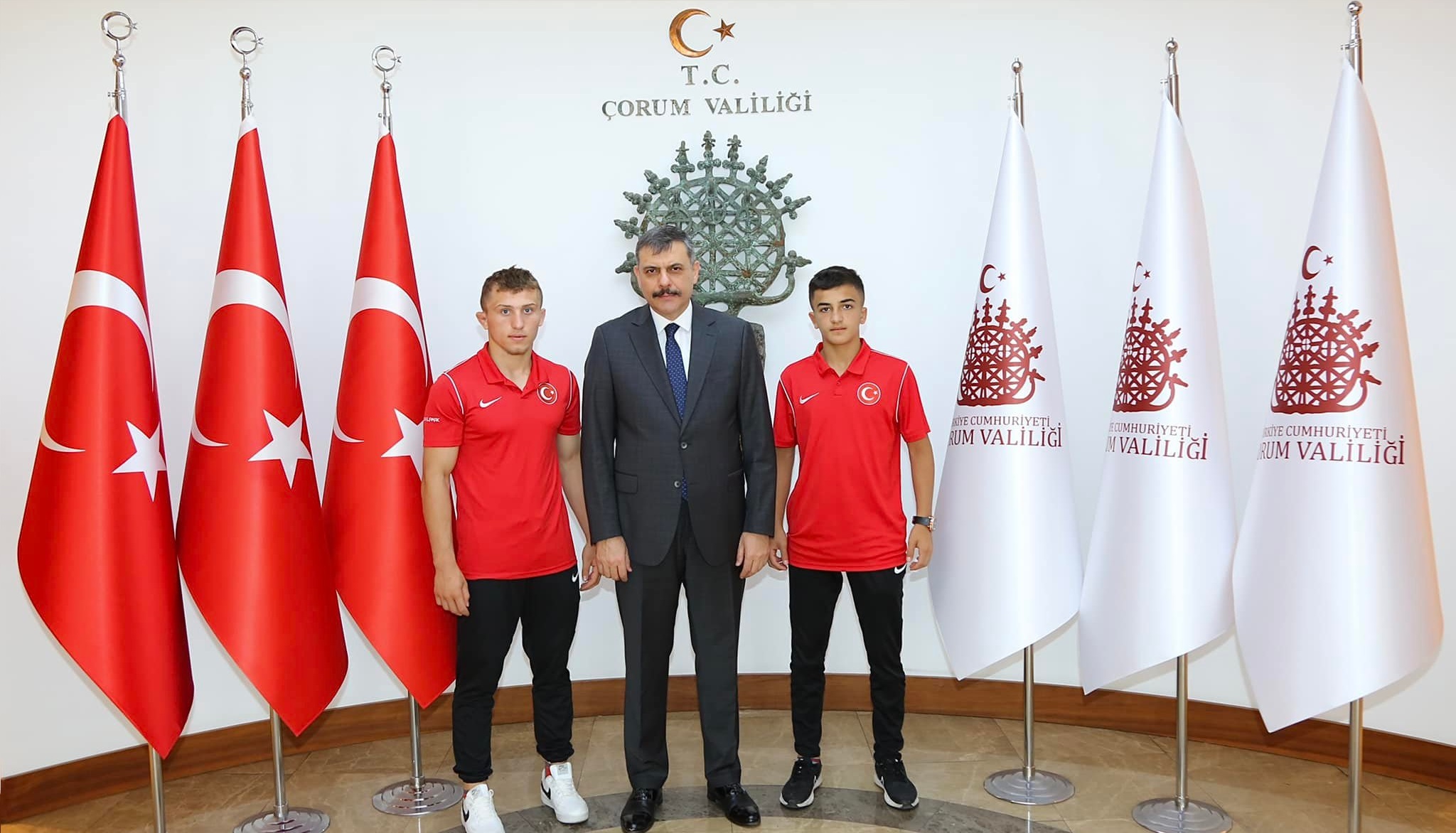 GÜREŞÇİLERİMİZ VALİ ÇİFTÇİ’Yİ ZİYARET ETTİ