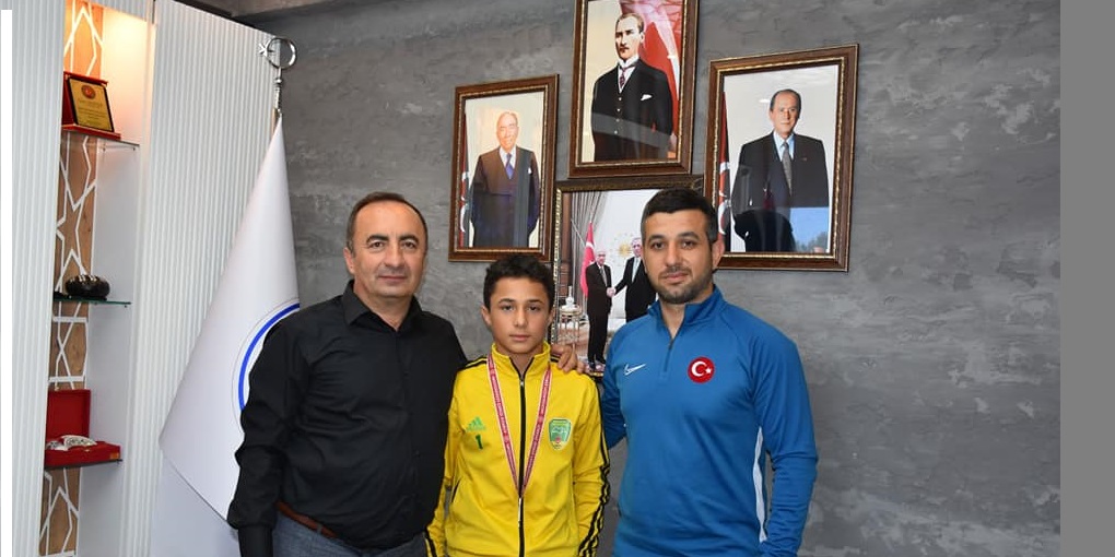 BAŞKAN ŞAMPİYONU ÖDÜLLENDİRDİ