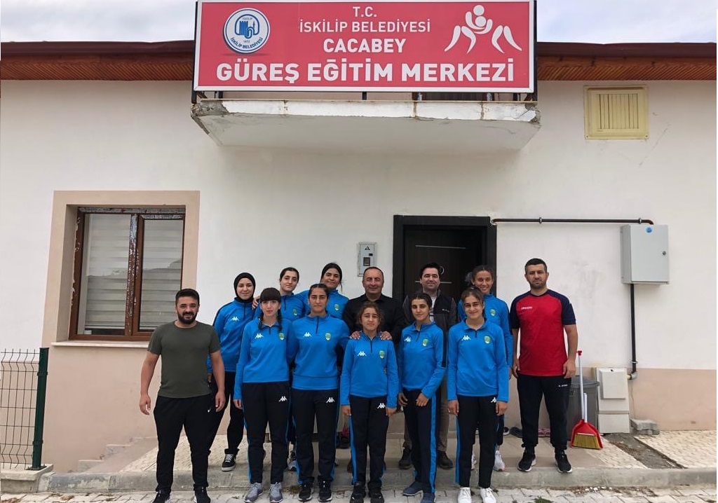 İSKİLİPLİ KADIN GÜREÇŞİLER TÜRKİYE ŞAMPİYONASINA KATILACAK