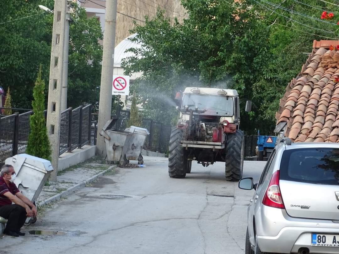 İSKİLİP BELEDİYESİ SİNEKLE MÜCADELEYE DEVAM EDİYOR