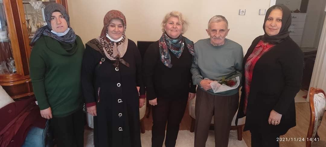 CHP İLÇE KADIN KOLLARI TEŞKİLATI EMEKTAR ÖĞRETMENLERİ UNUTMADI