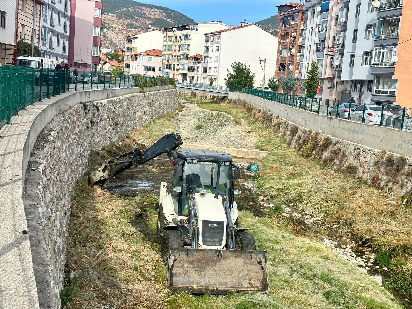 DSİ’NİN YAPMASI GEREKEN İŞİ BELEDİYE YAPIYOR