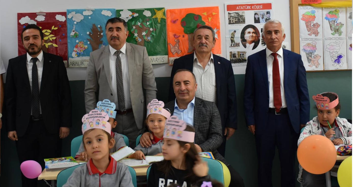 OKULLAR AÇILDI, 2 BİN 850 ÖĞRENCİ DERS BAŞI YAPTI